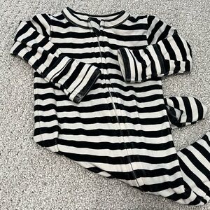 Kate Quinn Black and White Striped LONG SLEEVE TWO WAY ZIPPER FOOTIE - 3 Months